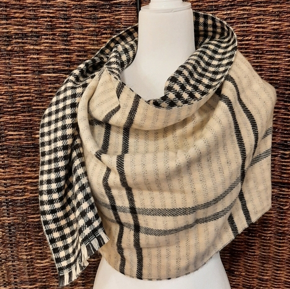 Francesca's Collections Accessories - NWT Francesca's Plaid Scarf Oversized Wrap Soft Winter Cream Black Contemporary